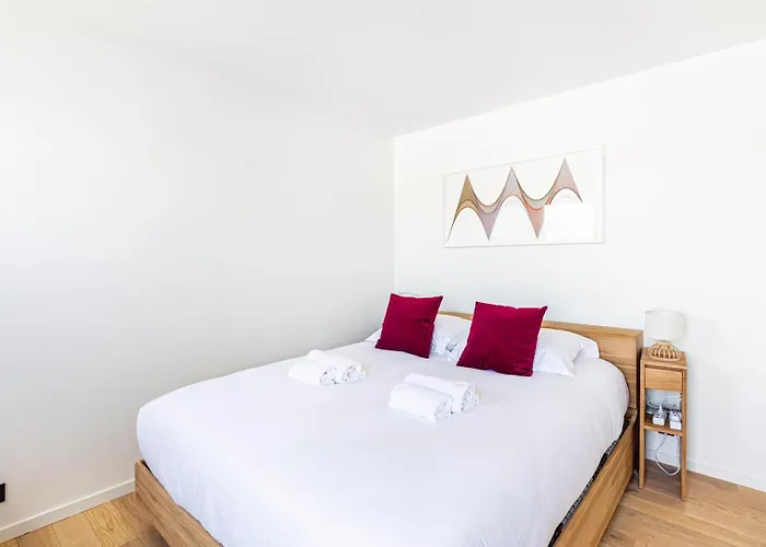 Guestready - Sunny Chic Retreat With Balcony Paris