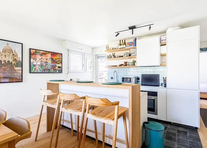 Guestready - Sunny Chic Retreat With Balcony Appartement Paris
