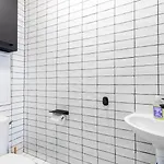 Guestready - Sunny Chic Retreat With Balcony Appartement