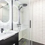 Guestready - Sunny Chic Retreat With Balcony Paris
