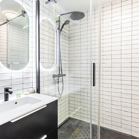Guestready - Sunny Chic Retreat With Balcony Paris
