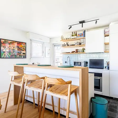 Guestready - Sunny Chic Retreat With Balcony Apartment Paris