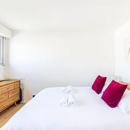 Guestready - Sunny Chic Retreat With Balcony Paryż